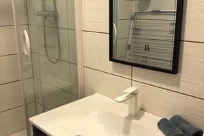 Shower, hair dryer, soap, toilet paper - Sea apartment with south-facing terrace (Fort-Mahon-Plage)