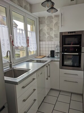 Fridge, microwave, oven, stovetop - Sea apartment with south-facing terrace (Fort-Mahon-Plage)
