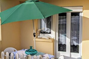 Outdoor dining - Sea apartment with south-facing terrace (Fort-Mahon-Plage)