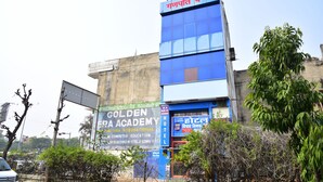 Un hotel con un letrero que indica la Academia Era Dorada y un letrero para habitaciones con y sin aire acondicionado.