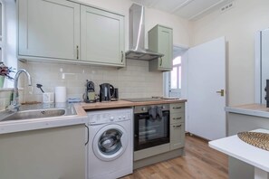 Fridge, microwave, oven, stovetop - Modern Studio With Free Parking And Garden (Greater London)