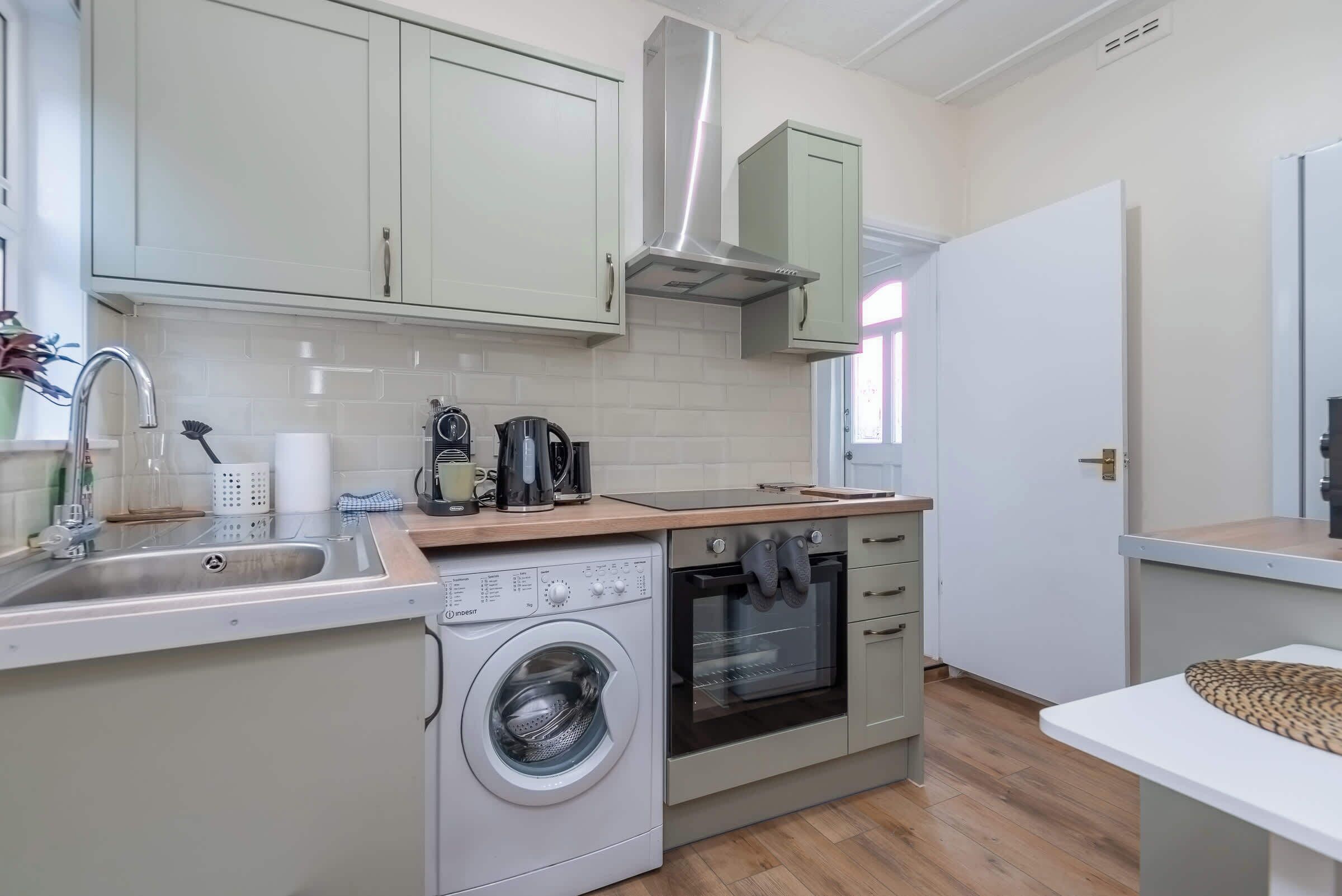 Een koelkast, een microgolfoven, een oven, een kookplaat