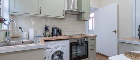 Een koelkast, een microgolfoven, een oven, een kookplaat