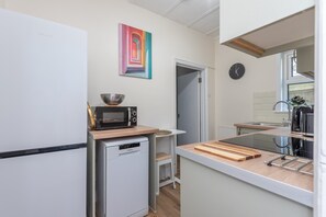 Fridge, microwave, oven, stovetop - Modern Studio With Free Parking And Garden (Greater London)