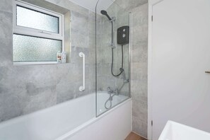 Shower, hair dryer, shampoo - Modern Studio With Free Parking And Garden (Greater London)