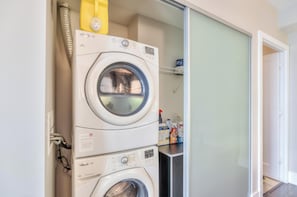 Deluxe-sviitti, 1 keskisuuri parisänky ja vuodesohva | Pesulapalvelu