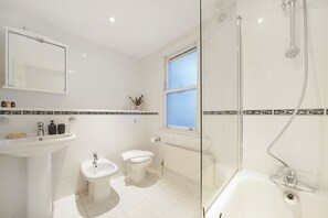 Bathroom - Hertford Flat 3 (London)