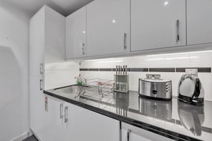 Basic Apartment, Non Smoking | Private kitchen - Hertford Flat 4 (London)