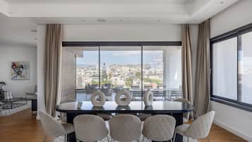 Apartment, 3 Bedrooms, Balcony, City View | Dining room