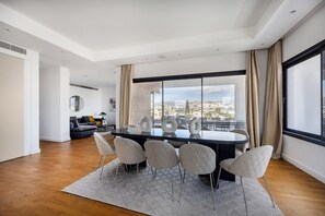 Apartment, 3 Bedrooms, Balcony, City View | Dining room