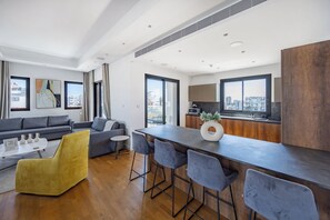 อพาร์ทเมนท์, 3 ห้องนอน, ระเบียง, วิวเมือง | ห้องนั่งเล่น