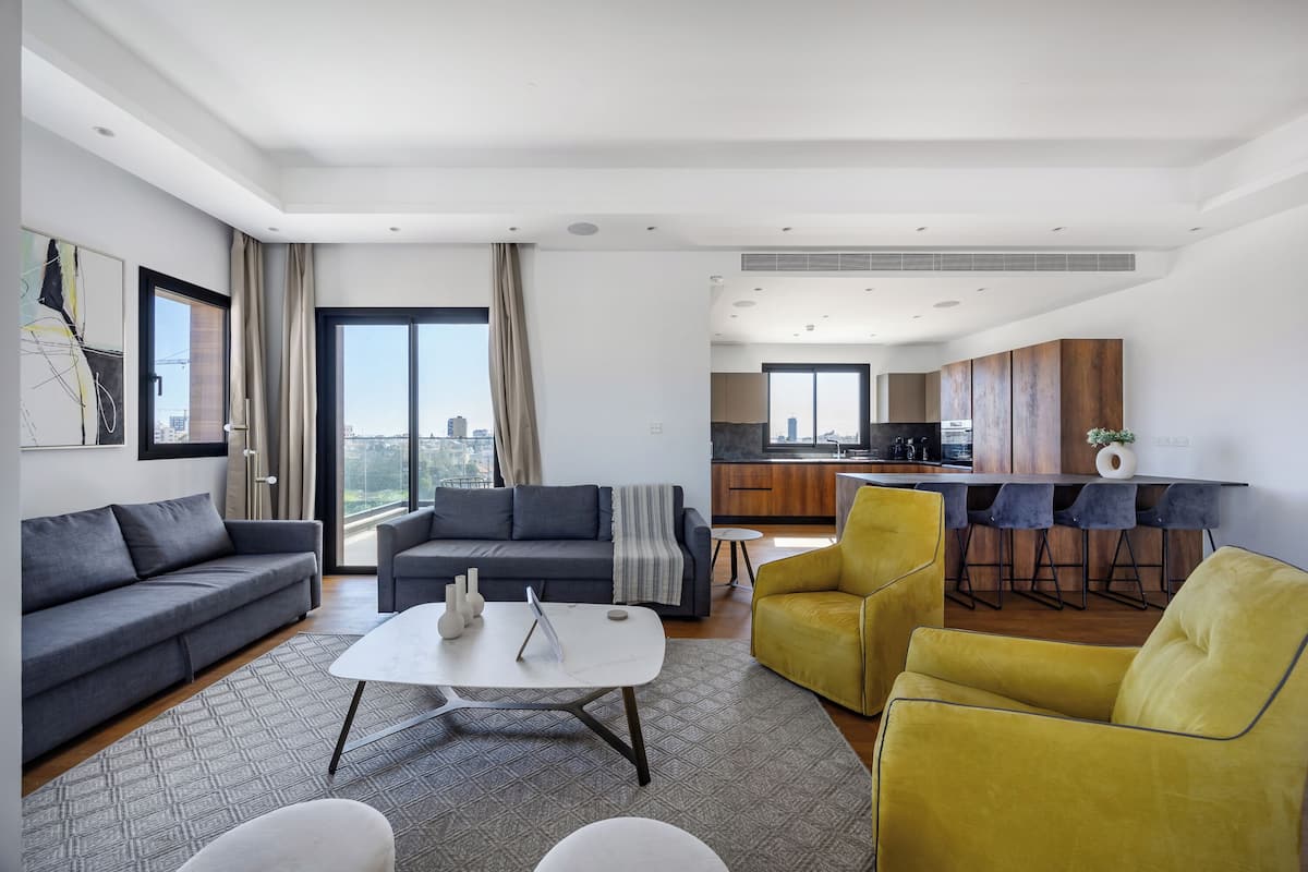 Apartment, 3 Bedrooms, Balcony, City View | Living room