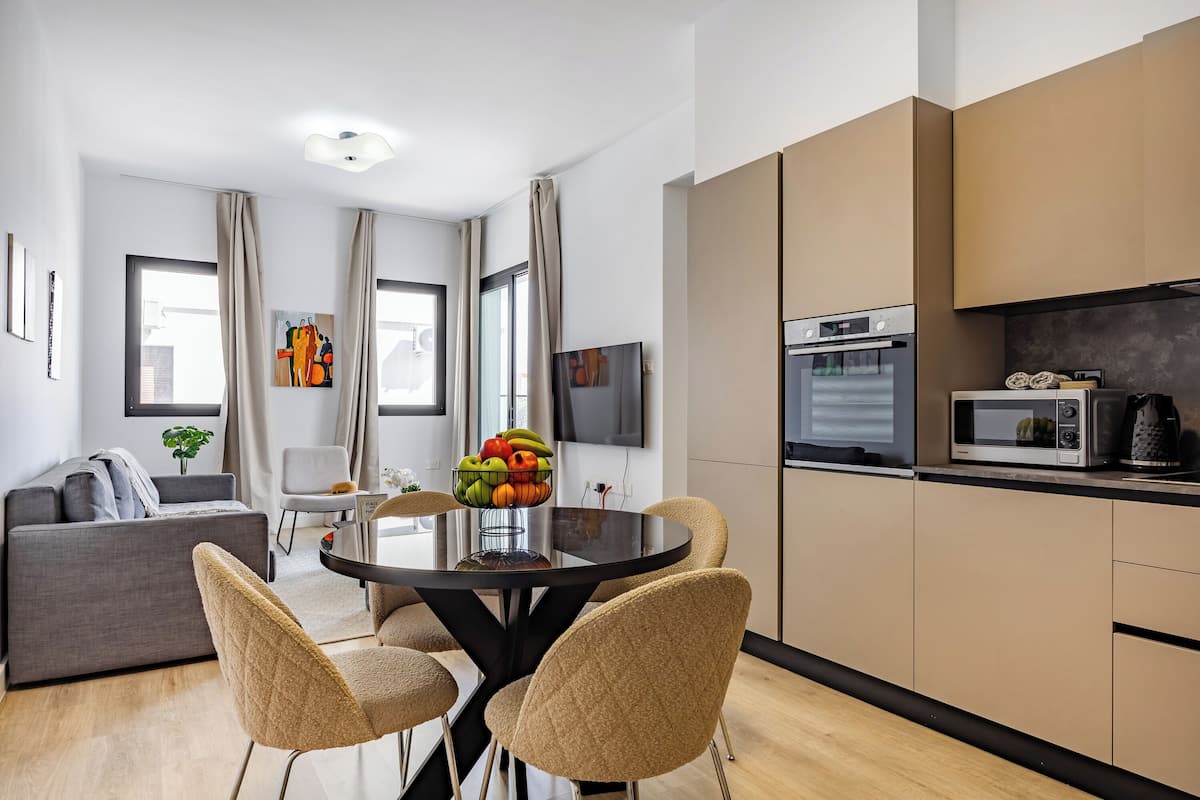 Apartment, 1 Bedroom, Balcony, City View | Dining room