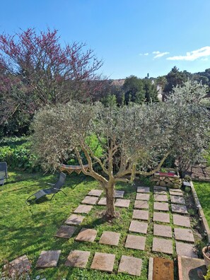 Property grounds - House close to the historic center, able to accommodate 6 adults in comfort, (Villeneuve-lès-Avignon)