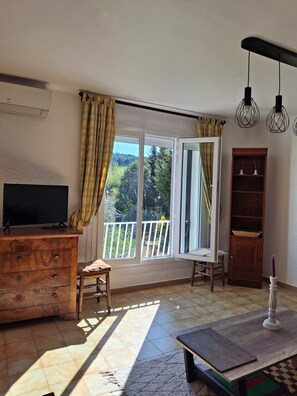 Living area - House close to the historic center, able to accommodate 6 adults in comfort, (Villeneuve-lès-Avignon)