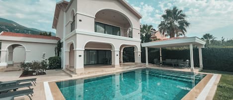 Villa Confort | Alberca | Alberca al aire libre por temporada