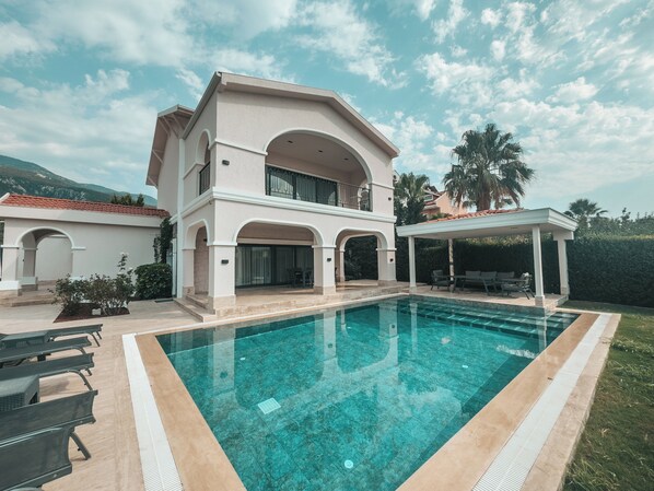Comfort Villa | Havuz | Kapalı yüzme havuzu, sezonluk açık havuz 