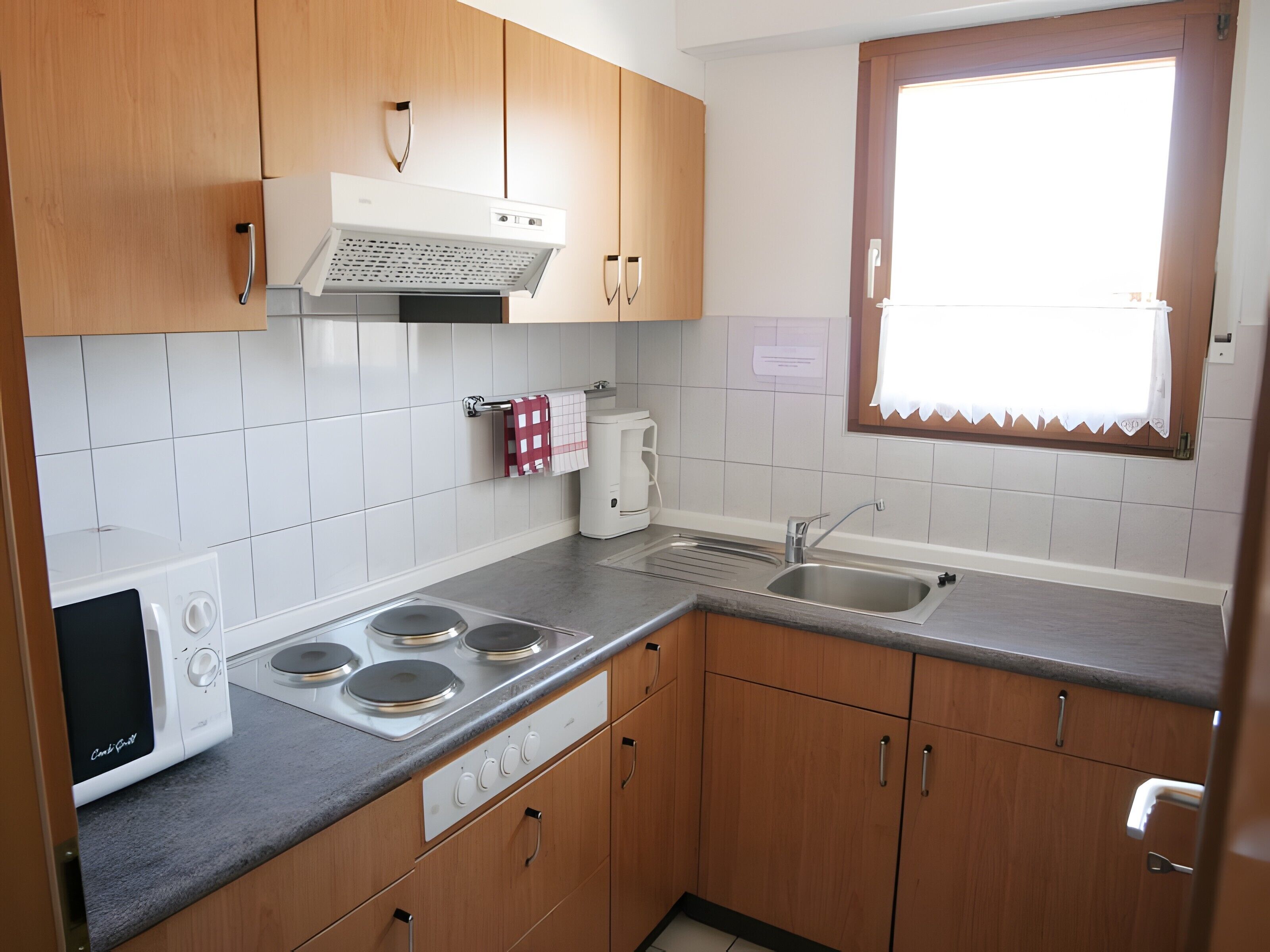 Kühlschrank, Herdplatte, Wasserkocher mit Kaffee-/Teezubehör