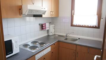 KĂŒhlschrank, Herdplatte, Wasserkocher mit Kaffee-/Teezubehör