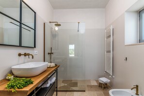 Sèche-cheveux, bidet, serviettes fournies, savon