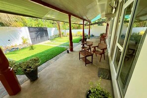 Unclassified image, 5 of 27, button - Devon Surf . Inn : Deluxe Family Room (Dikwella)