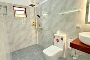Shower, hair dryer, bidet, towels - Devon Surf . Inn : Deluxe Family Room (Dikwella)