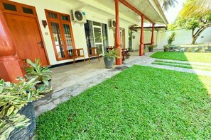 Unclassified image, 4 of 27, button - Devon Surf . Inn : Deluxe Family Room (Dikwella)