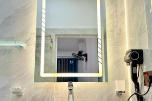 Unclassified image, 3 of 27, button - Devon Surf . Inn : Deluxe Family Room (Dikwella)