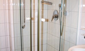 Shower, hair dryer, towels - Apartment 'Typ B 17' with Lake View, Shared Garden and Wi-Fi (Immenstaad am Bodensee)