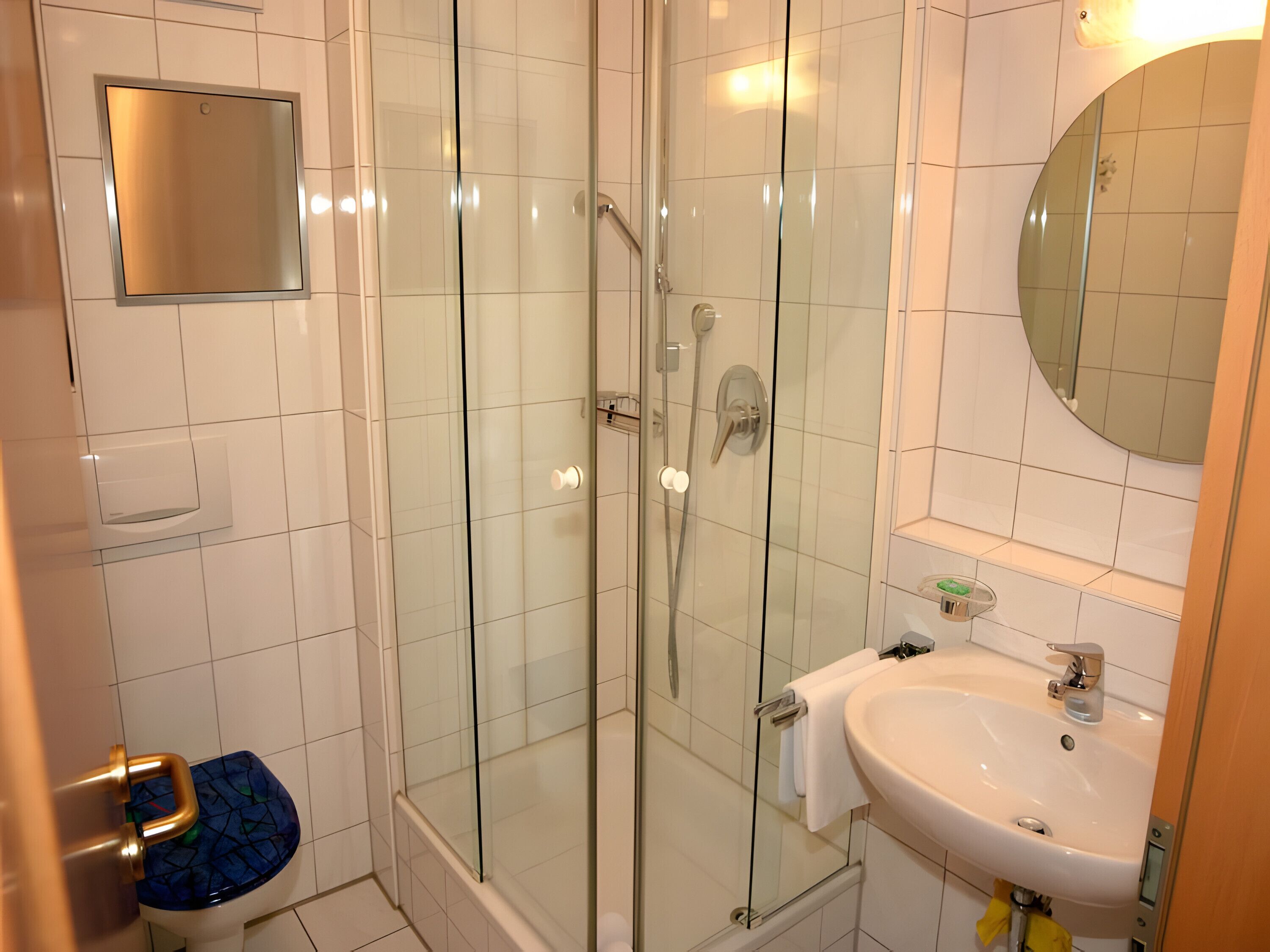 シャワー、ヘアドライヤー、タオル