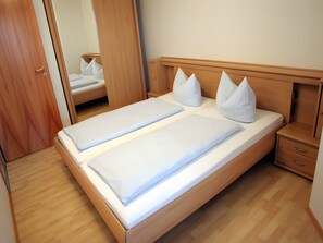 1 bedroom, WiFi, bed sheets - Apartment 'B 21' with Lake View, Shared Garden and Wi-Fi (Immenstaad am Bodensee)