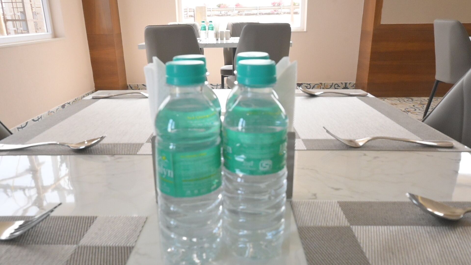 Een bureau, een laptopwerkplek, gratis wifi