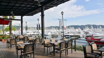 3 restaurants; breakfast, lunch, and dinner served