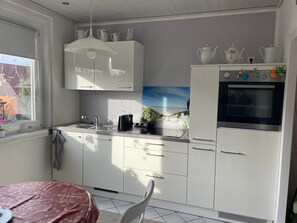 Fridge, oven, stovetop, dishwasher - Holiday Apartment by the Herreder Forest (Nordhausen)