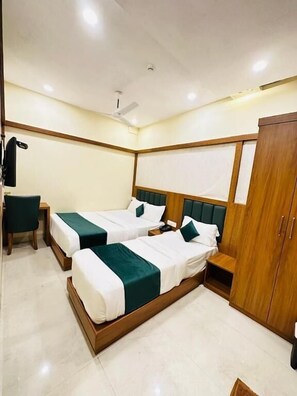 Deluxe Triple Room, City View - Hotel Downtown-Near US Embassy (Mumbai)