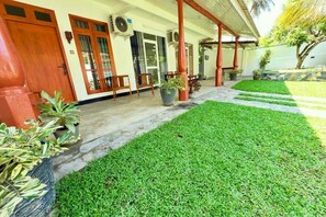 Unclassified image, 4 of 28, button - Devon Surf Inn : Standard Double Room (Dikwella)