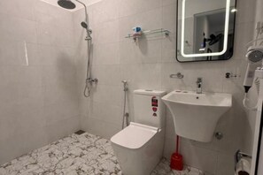 Dusche, Haartrockner, Bidet, Handtücher