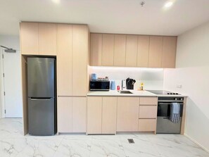 Refrigerador, microondas, horno y parrilla de estufa 