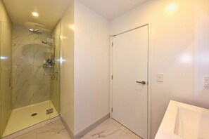 Hair dryer, towels - Manchester St Modern 1BR Apartment wtih Balcony (Christchurch)