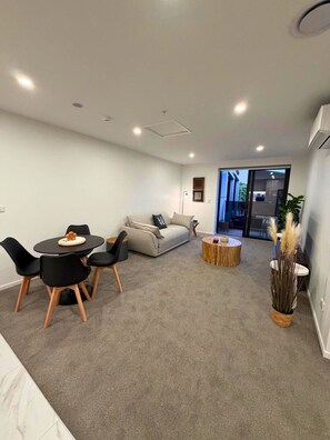 TV - Manchester St Modern 1BR Apartment wtih Balcony (Christchurch)