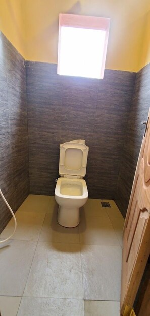 Dobbeltrom – deluxe, hageutsikt | Bad | Dusj, tøfler, håndklær og såpe