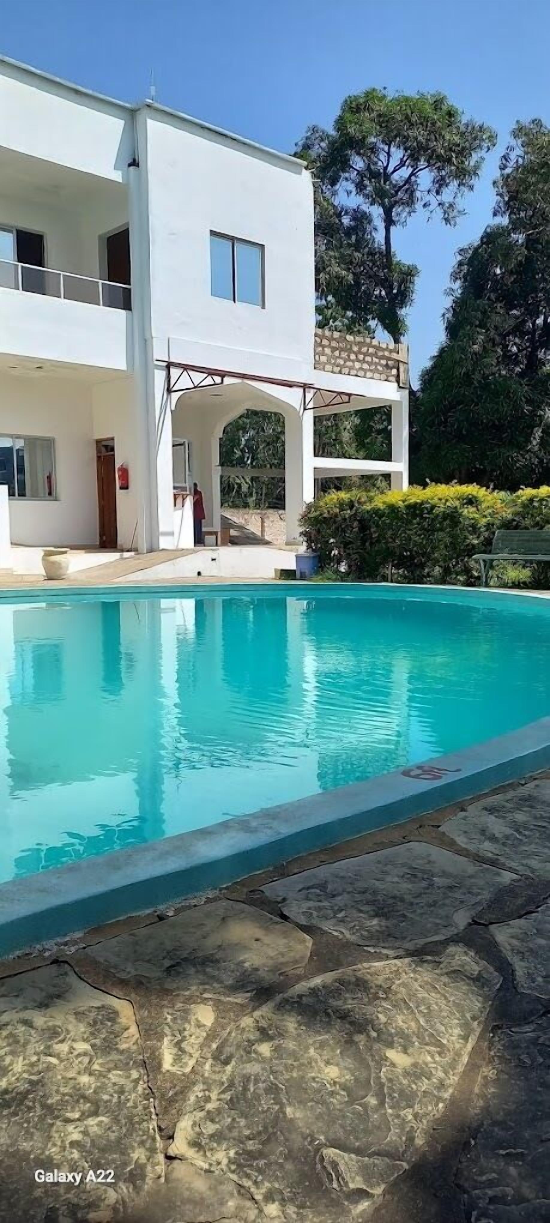 Ein modernes, zweistöckiges Haus mit Schwimmbad.