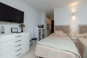 Caja de seguridad en la habitación y tabla de planchar con plancha 