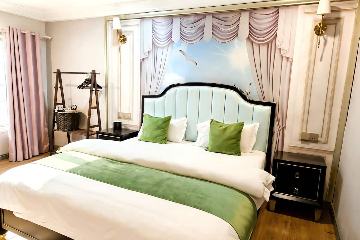 Luksussviitti, 1 suuri parisänky, keittotila, näköala pihalle | Työpöytä, kannettavalle tietokoneelle sopiva työtila, äänieristys