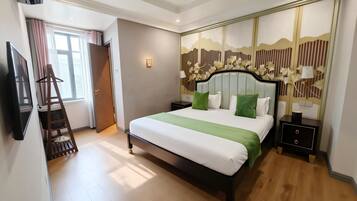 Luxury Double Room, 1 Queen Bed, Private Bathroom, Courtyard View