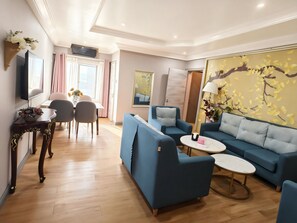 Luxury Suite, 1 King Bed, Kitchenette, Courtyard View | Living area - JUN YUE GRA Lagos hotel (Lagos)