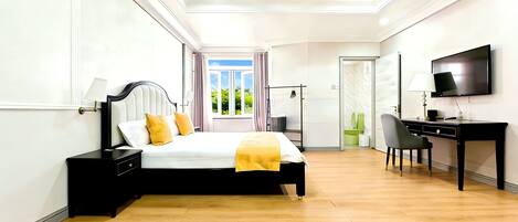 Luksussviitti, 1 suuri parisänky, keittotila, näköala pihalle | Työpöytä, kannettavalle tietokoneelle sopiva työtila, äänieristys