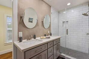 Hair dryer, towels - 2BR Private Home 1 Block from TSU & Near UH | Sleeps 6 | Hot Tub | Free Parking (Houston)