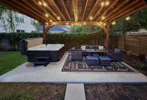 Terrace/patio - 2BR Private Home 1 Block from TSU & Near UH | Sleeps 6 | Hot Tub | Free Parking (Houston)