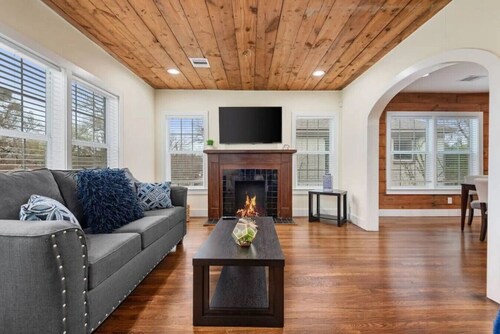 2BR Private Home 1 Block from TSU & Near UH | Sleeps 6 | Hot Tub | Free Parking